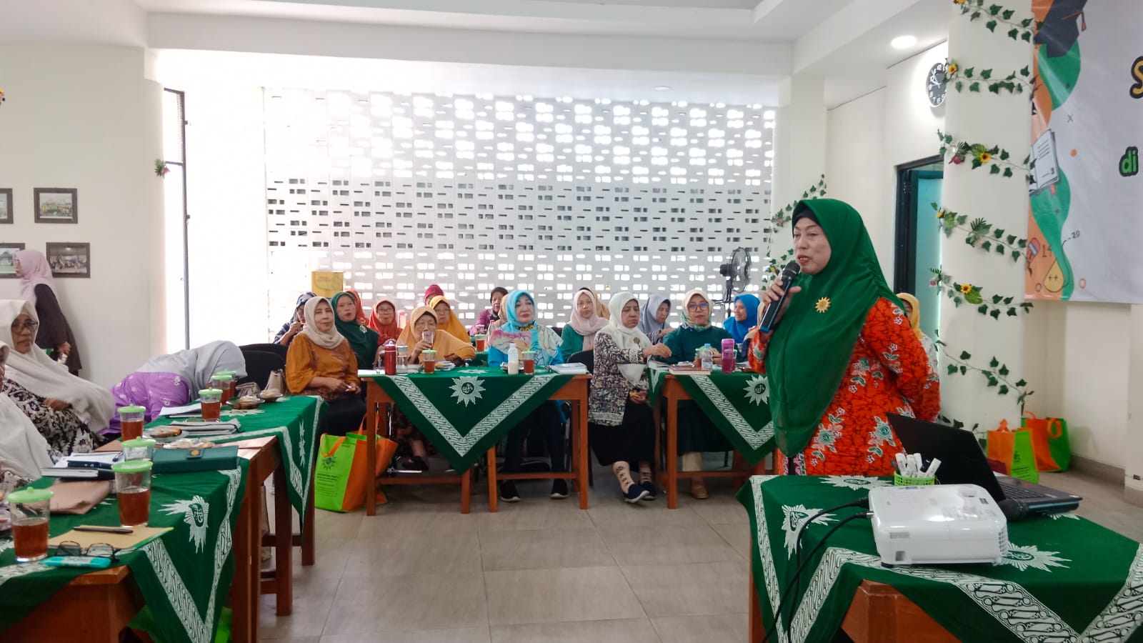 Studi Tiru MKS PDA Kab. Pati  ke Day Care Lansia Aisyiyah Yogyakarta